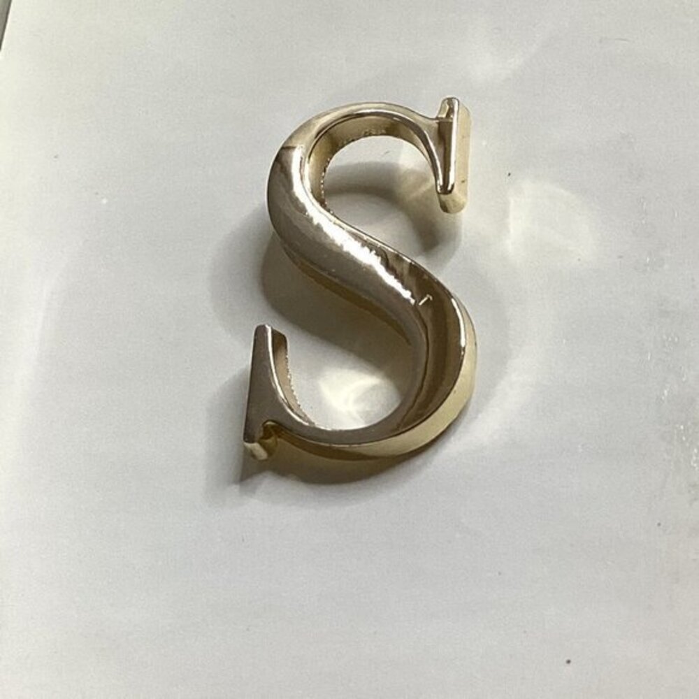LARK‎ & IVES COLLECTIVES THE GOLD MONOGRAM LYRICS PINS "S"